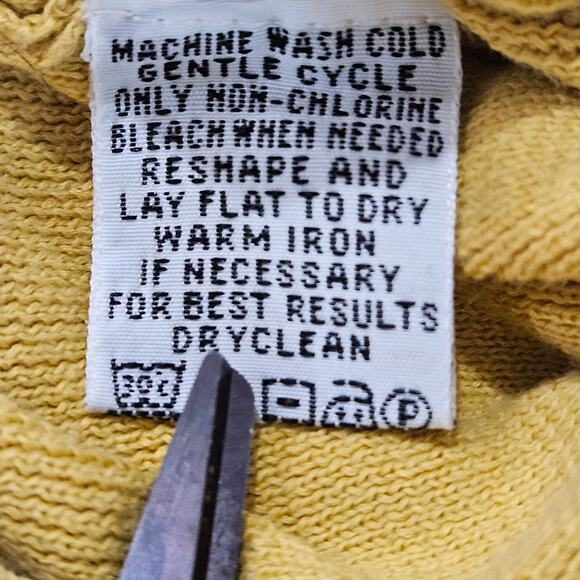 Men's/Women's V Neck Sweater by Tommy Bahama, Size Med. - Picture 3 of 8